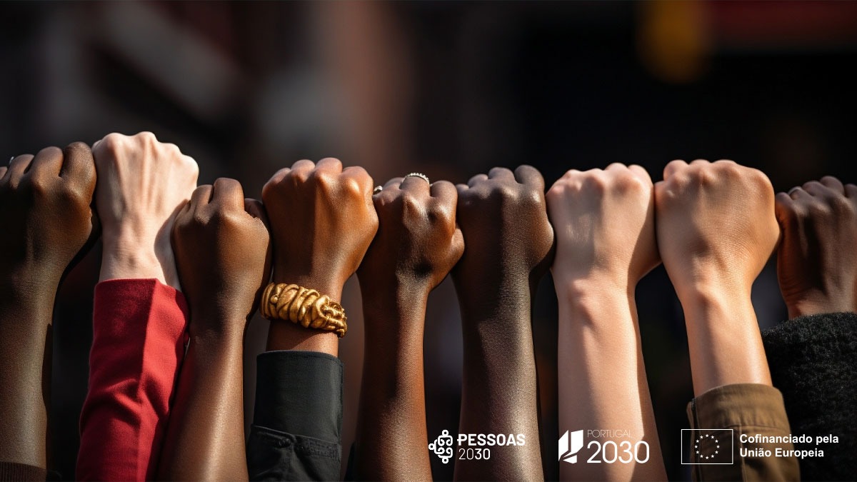 Dia Internacional de Combate ao Discurso de Ódio: A importância da conscientização e da ação - mãos no ar, de punhos fechados, várias cores de pele