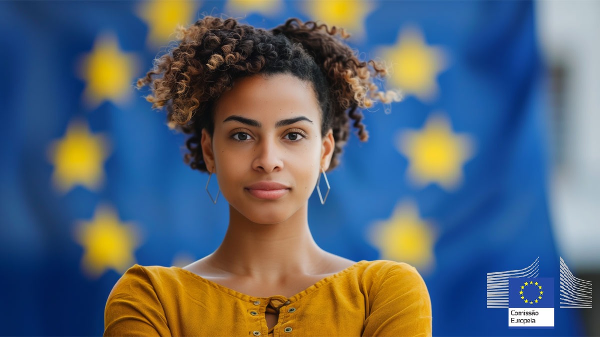 Mulher em frente à bandeira da União Europeia