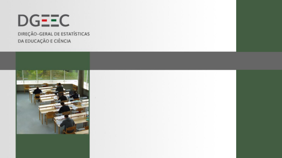 Estatísticas da Educação, uma pubicação da DGEEC - imagem de alunos numa sala de aula