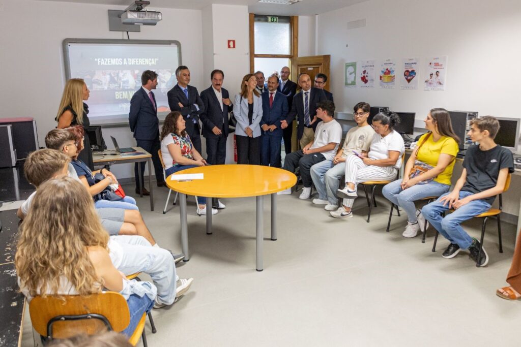 Visita de comitiva a sala de aula