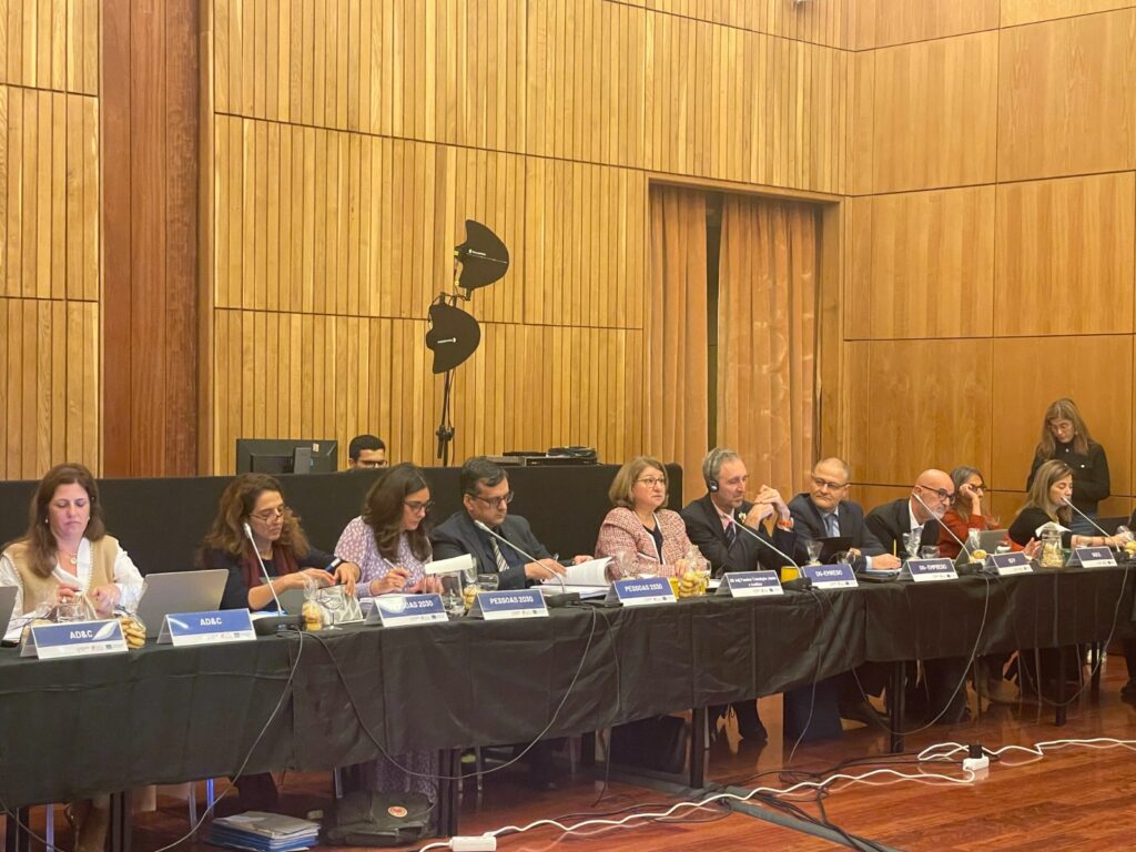 pessoas sentadas em mesa de reunião