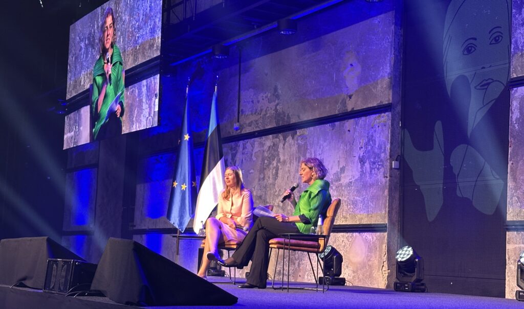 duas pessoas sentadas falam no palco da 8.ª INFORM EU
