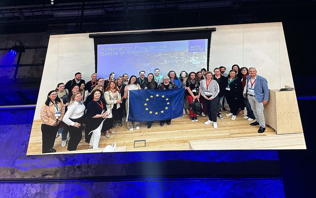 fotografia de grupo com bandeira da UE