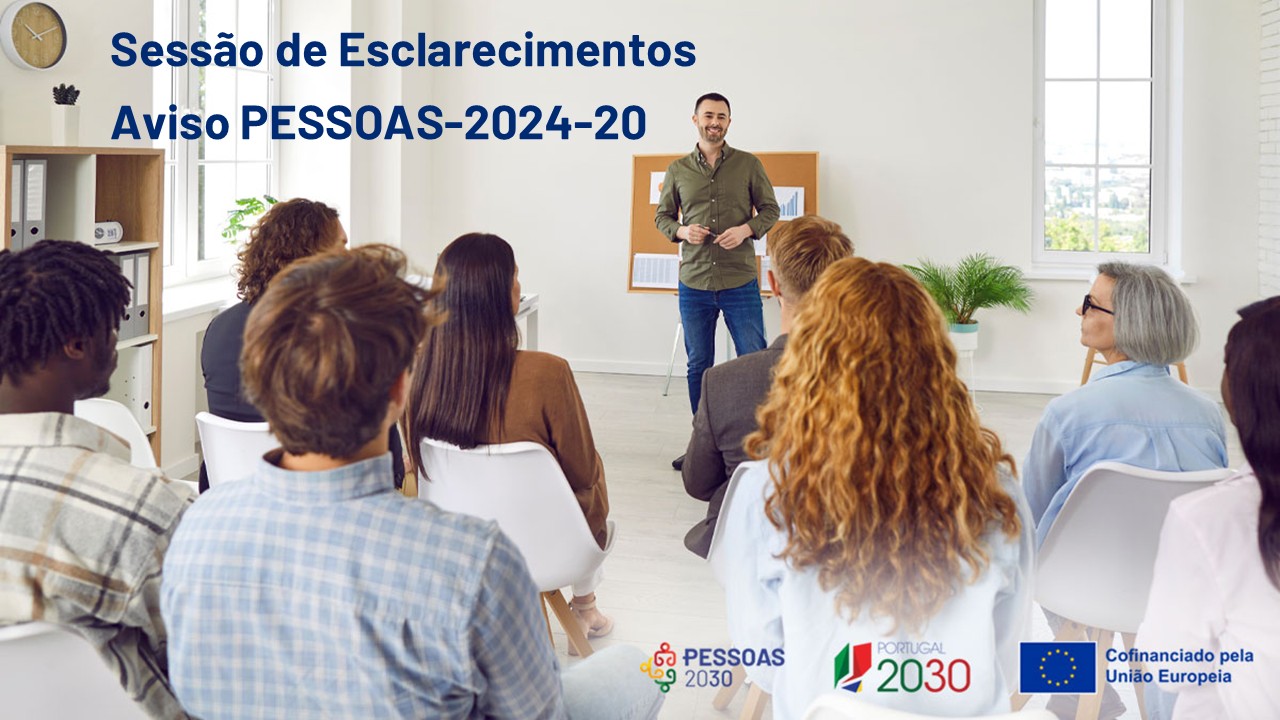 pessoa fala para grupo de pessoas sentadas em plateia numa sala