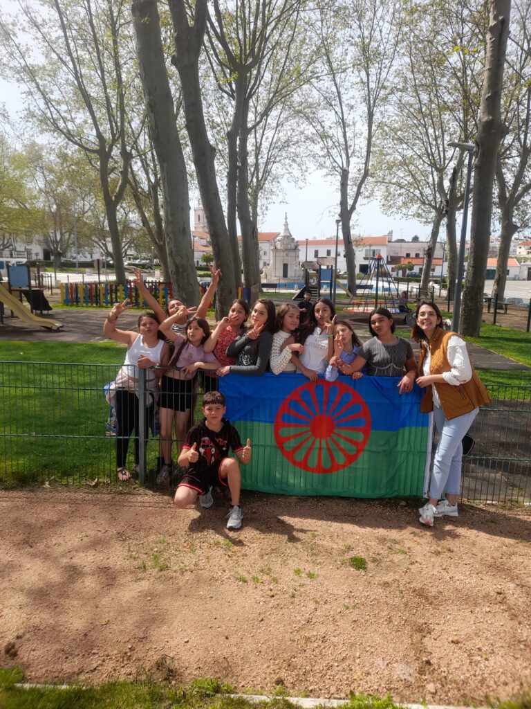 Foto de um grupo de crianças com a professora num parque