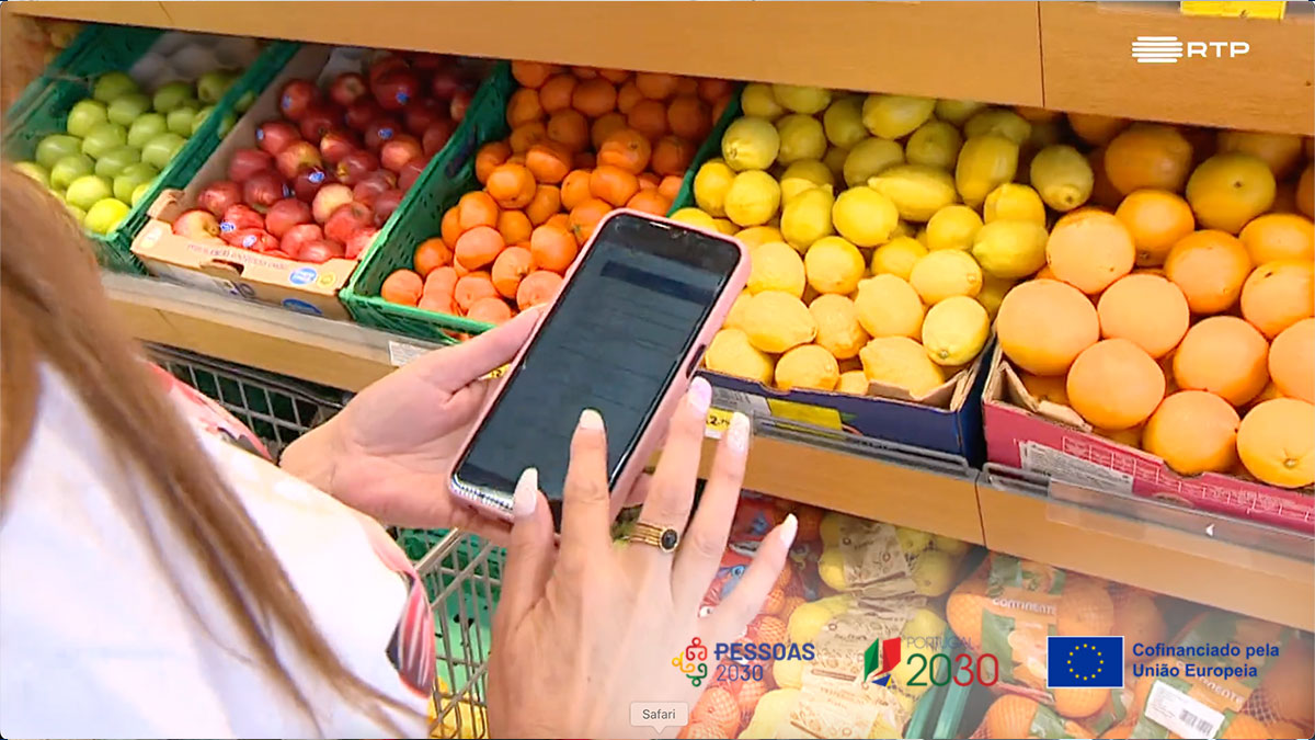Beneficiário do Cartão social eletrónico faz compras em supermercado