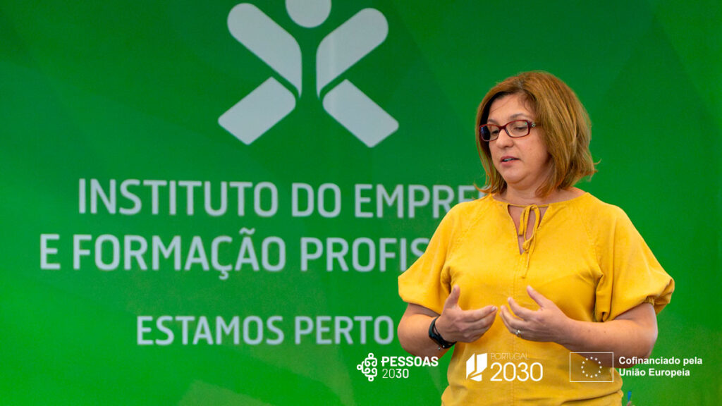 mulher dá testemunho do seu percurso no Centro Qualifica