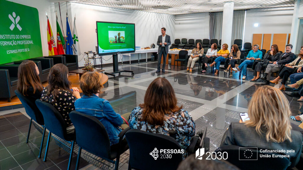 grupo assiste a apresentação no Centro Qualifica