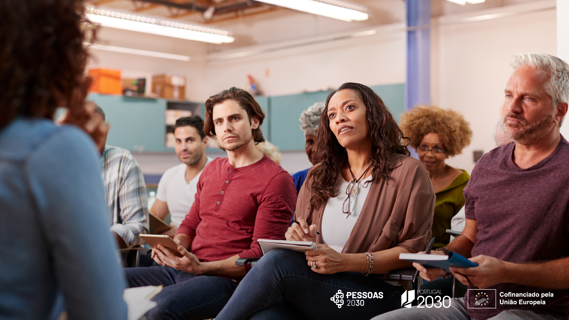 qualificação do sistema de promoção e proteção de crianças e jovens em perigo e promoção da desinstitucionalização grupo heterogéneo de pessoas a assistir a uma formação