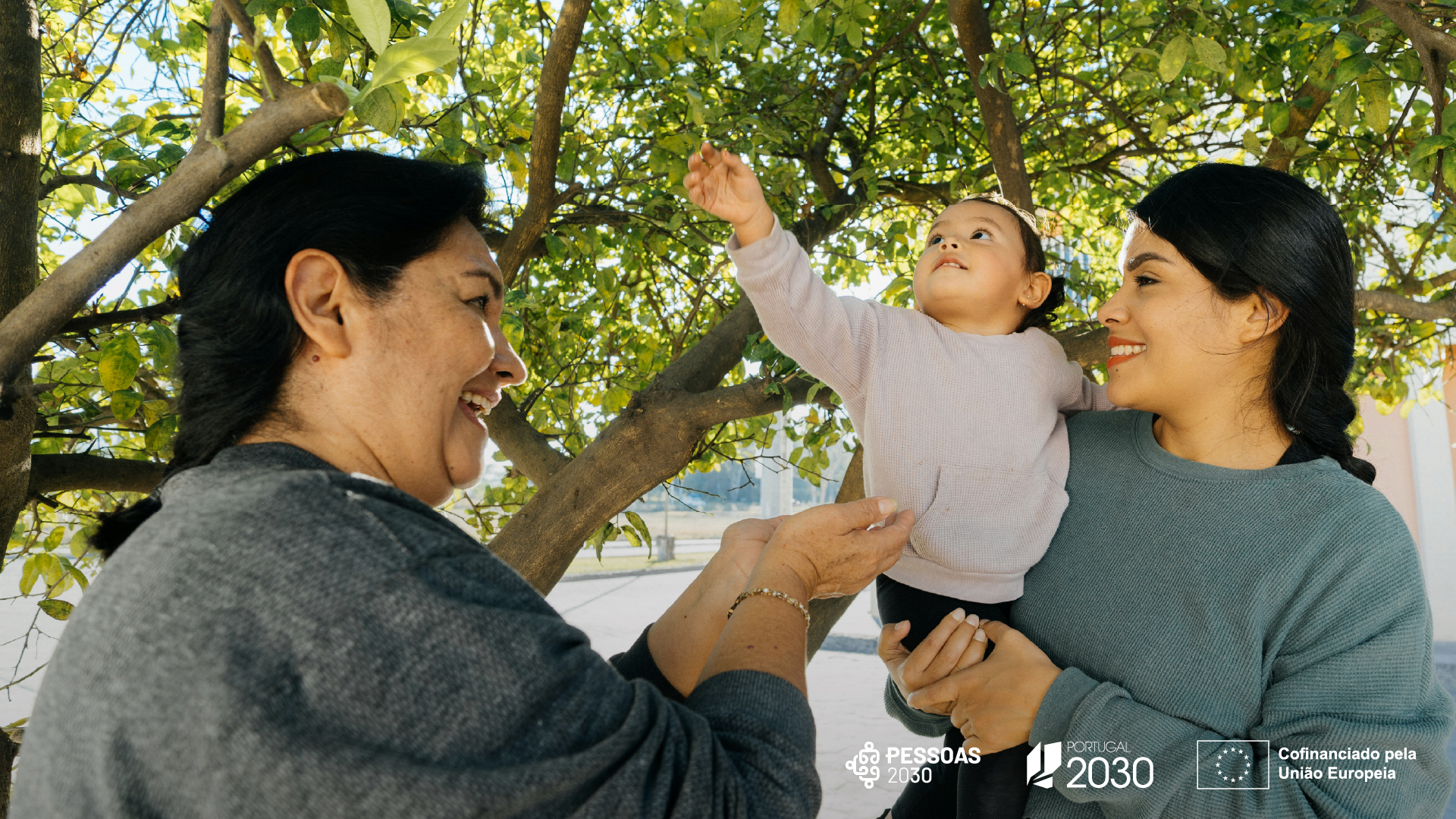 Abertos concursos para Planos Locais de Inclusão da Comunidade Cigana três mulheres de três gerações diferentes