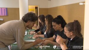 grupo de jovens reclusas participam em oficina artística