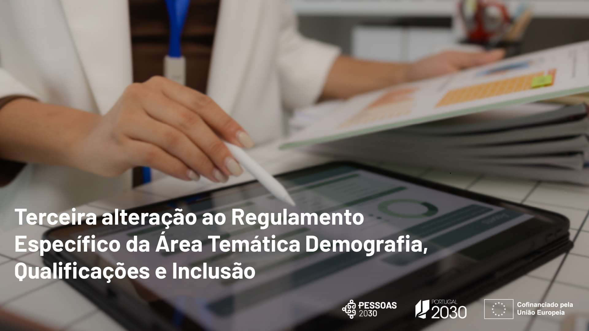 alteração ao Regulamento Específico da Área Temática Demografia, Qualificações e Inclusão Pessoa a mexer em tablet