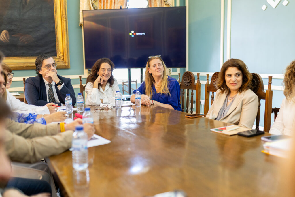comissão diretiva do PESSOAS 2030 e elementos da Câmara Municipal de Mangualde em reunião