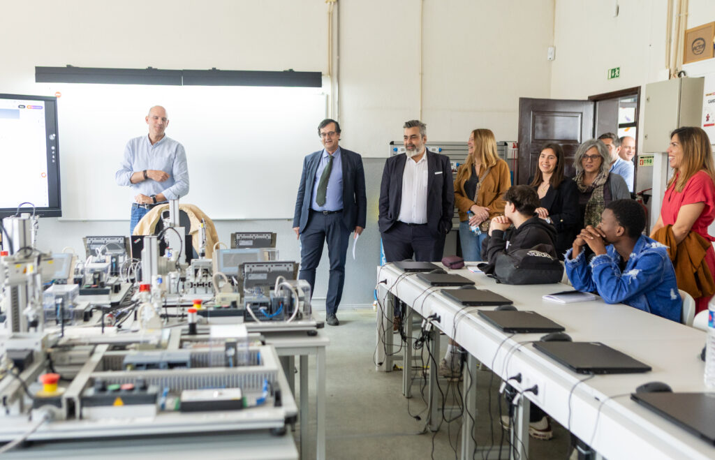 grupo em visita a sala de aula da Escola Profissional de Tondela