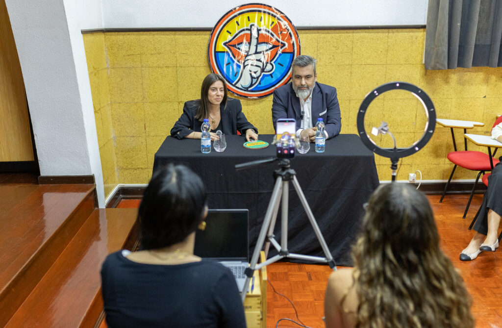 gravação de podcast por alunas da Escola Profissional de Tondela