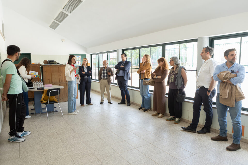 grupo em visita à Escola Básica de Loureiro de Silgueiros no âmbito do Programa Escolhas