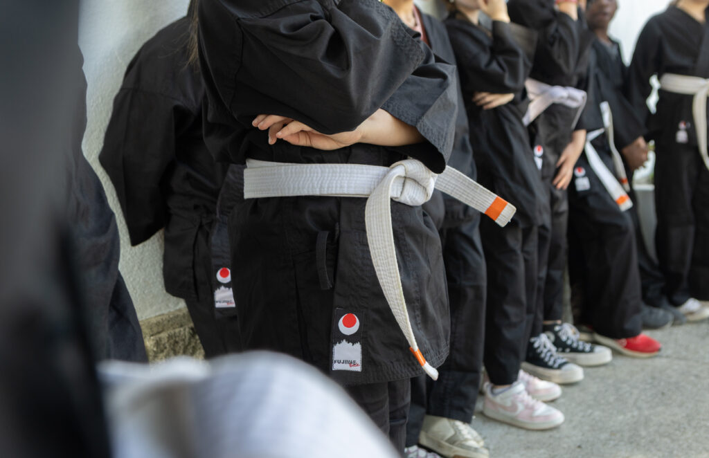 grupo de crianças do 1.º ciclo a praticar artes marciais