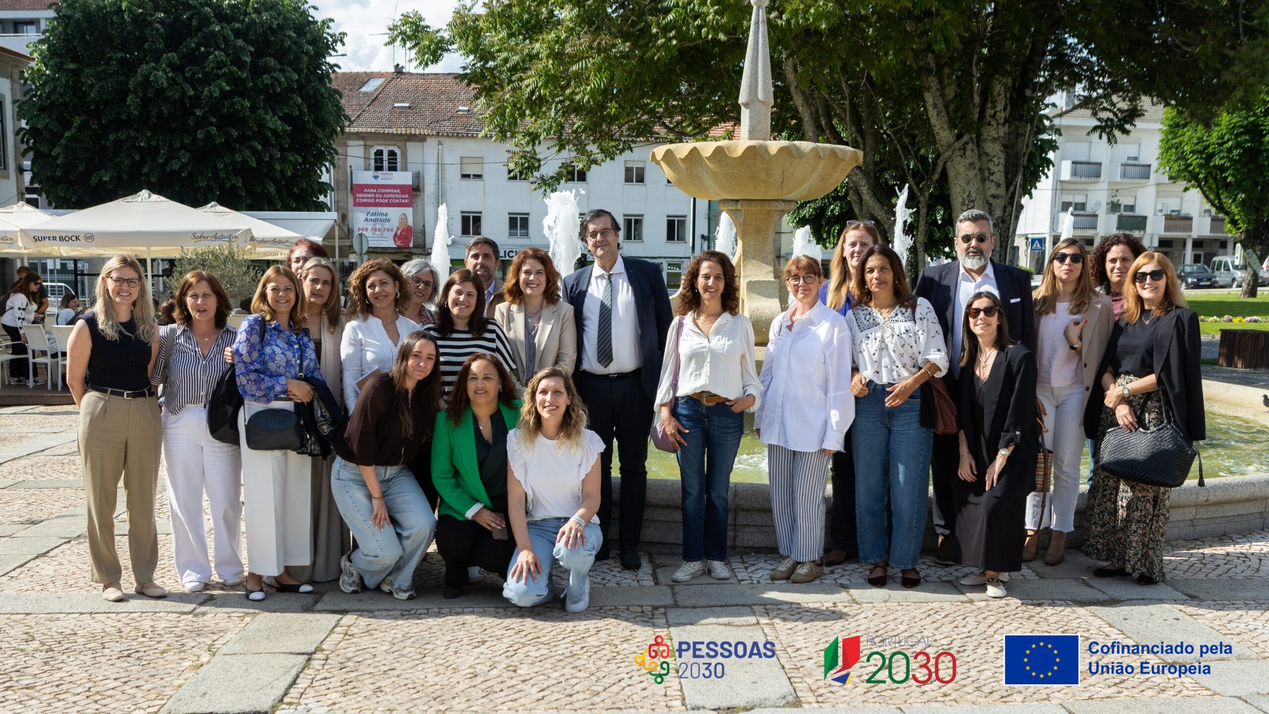 fotografia de grupo tirada junto a jardim