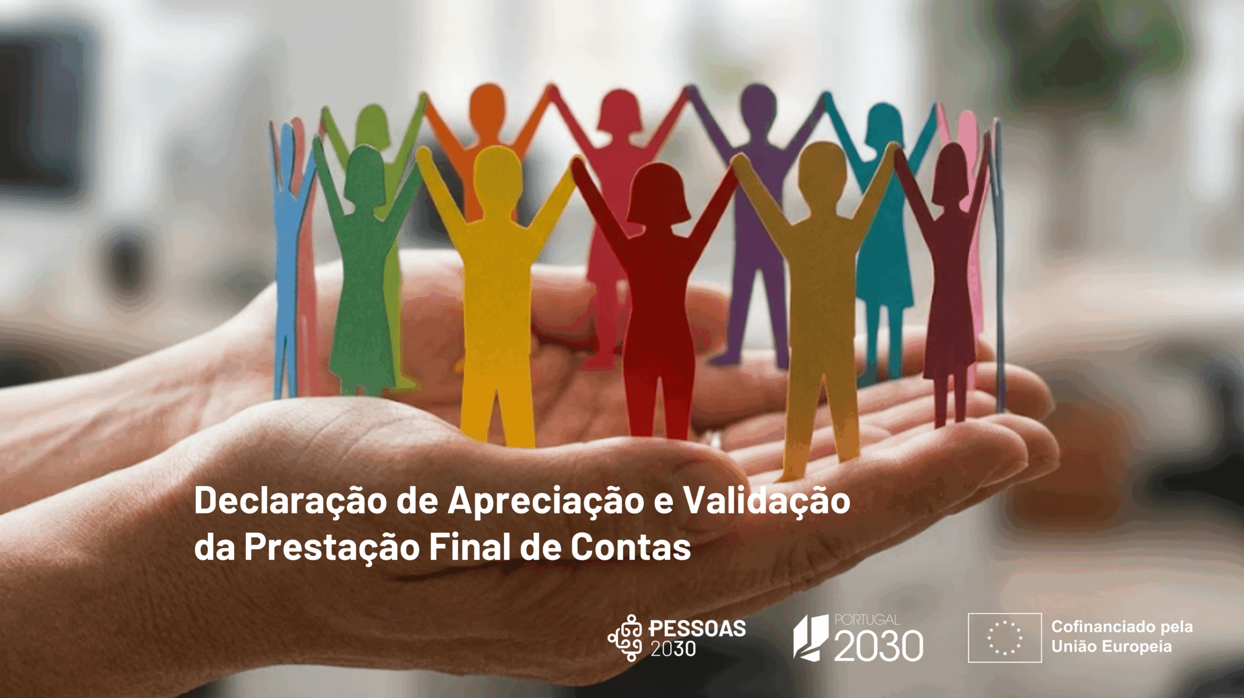 mãos em forma de concha a segurarem uma roda de figuras coloridas em papel. barra de cofinanciamento do PESSOAS 2030